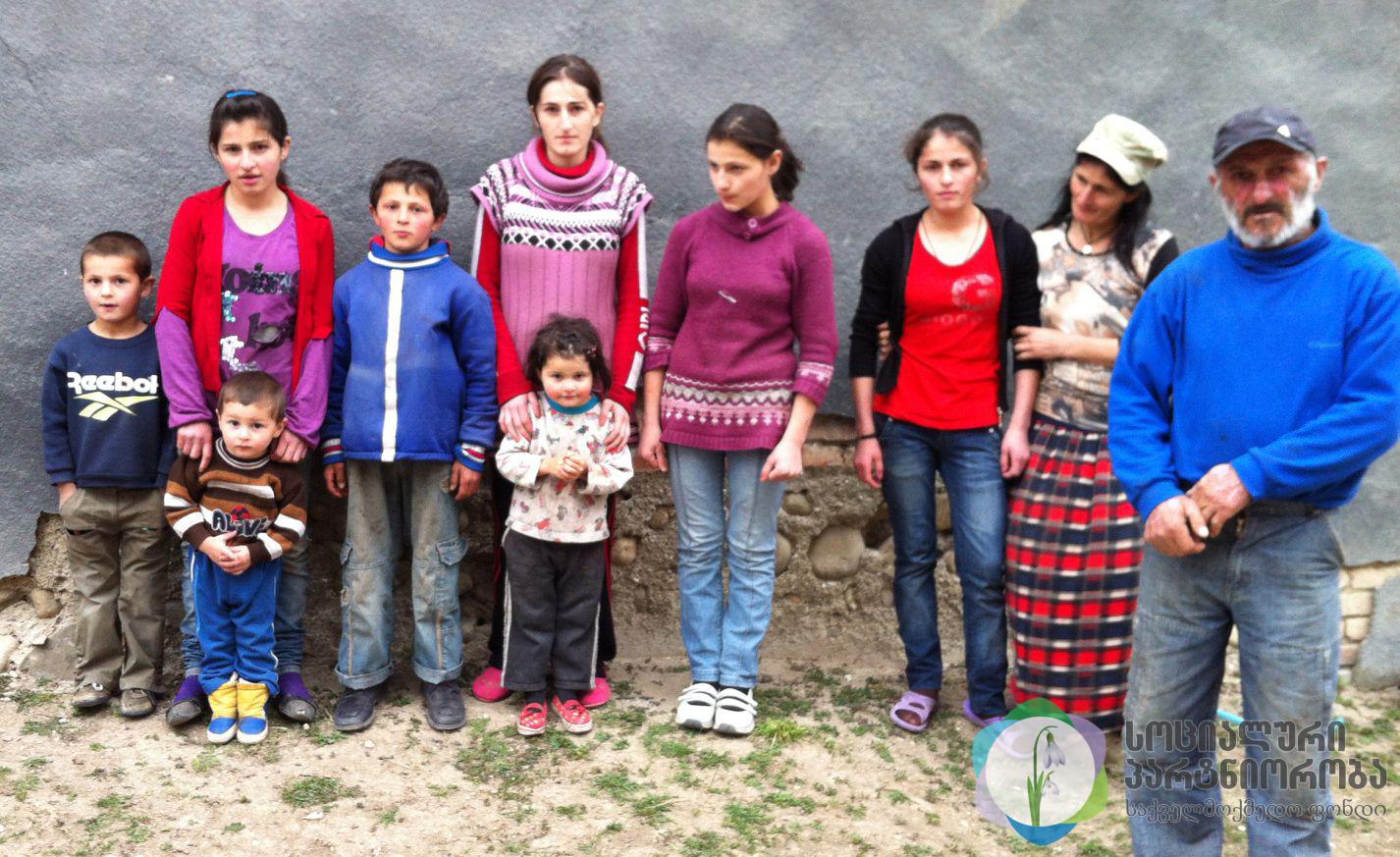 The beneficiary families with many children prepare for the winter image
