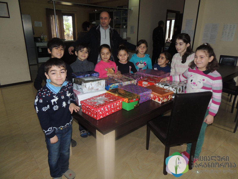 Sensitive guests pamper children with presents in New Year Eve image