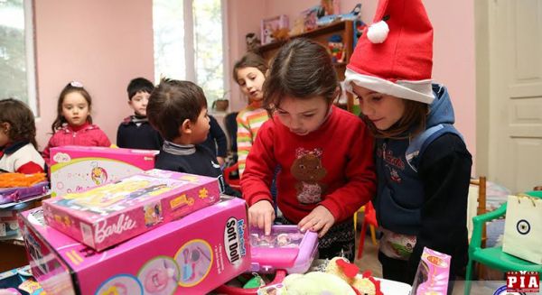 МИД Грузии передал подарки детям, живущим возле линии оккупации image
