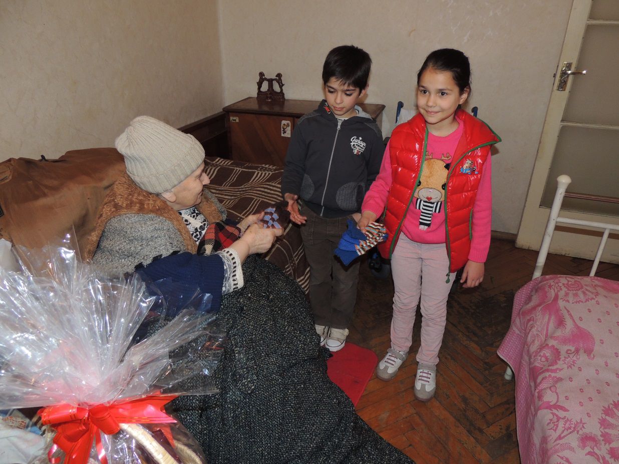Наши дети поздравляют с Пасхой пожилого бенефициария «Программы домашнего ухода» image
