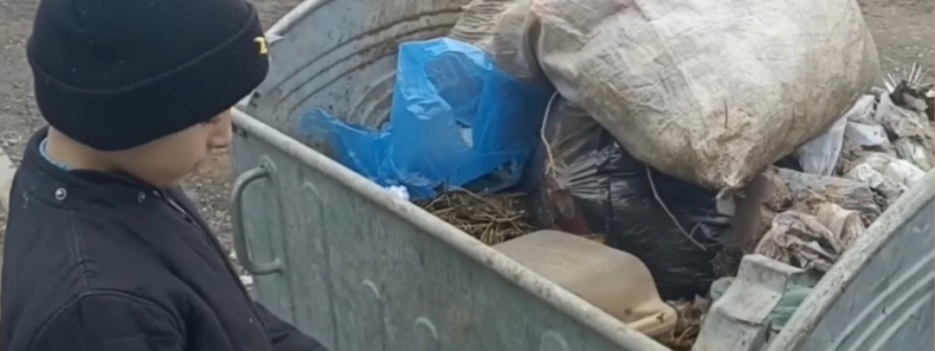 Друзья, неужели наши грузинские дети должны искать себе одежду на зиму мусорных баках image
