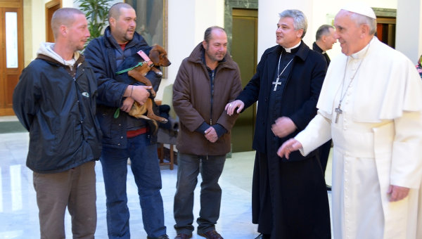 Папа Римский отметил день рождения в компании трех бездомных и собаки image